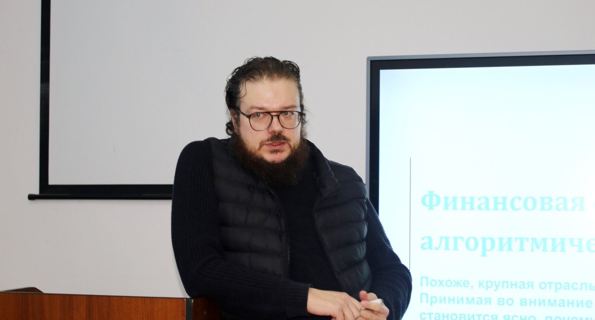 Представитель Центра искусственного интеллекта НАН КР Андрей Злотник провел семинар для студентов ИК...