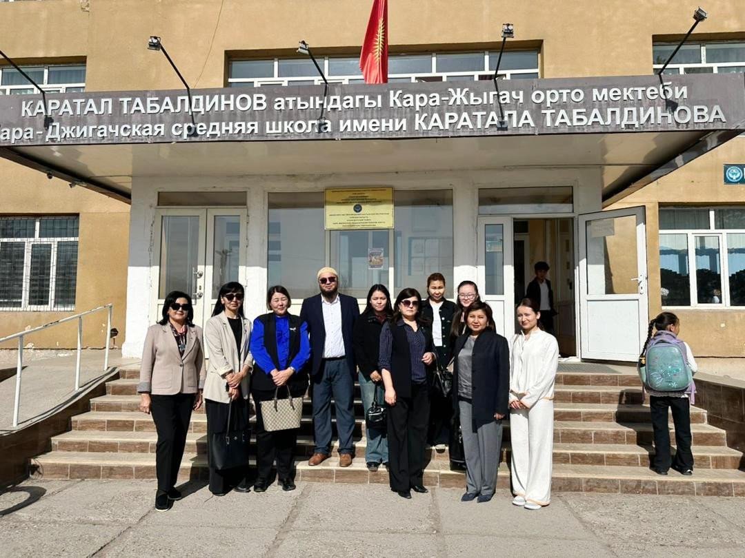 КТЖИИ өкүлдөрү Аламүдүн районунундагы Кара Жыгач орто мектебинде кесипке багыт берүү иш-чарасын өткө...