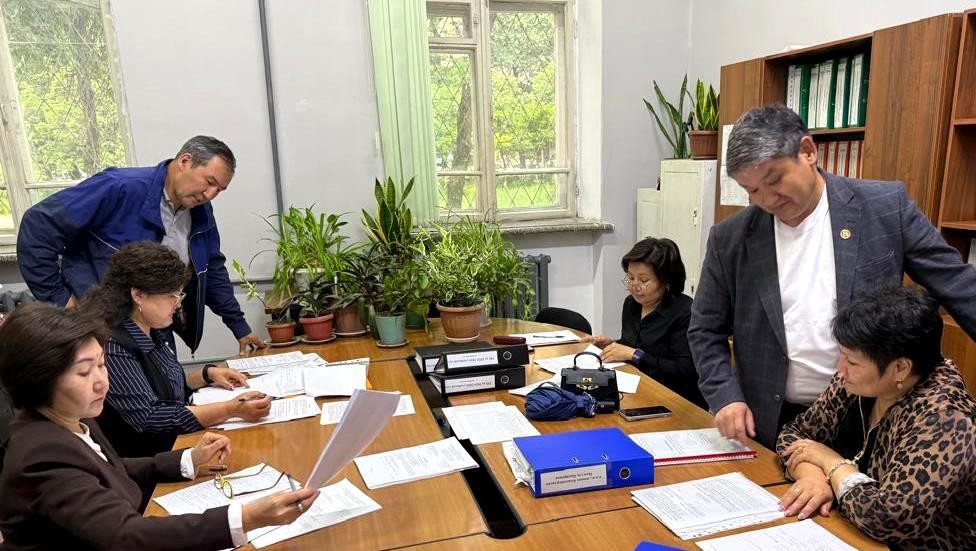 КТЖИИде билим берүү программаларынын окуу-усулдук документтери текшерилди