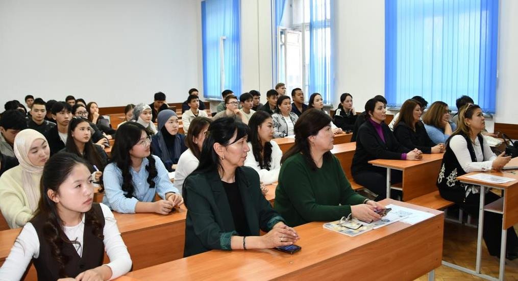 КТЖИИде «Жасалма интеллекттин мүмкүнчүлүктөрү жана кемчиликтери» темасында семинар өткөрүлдү