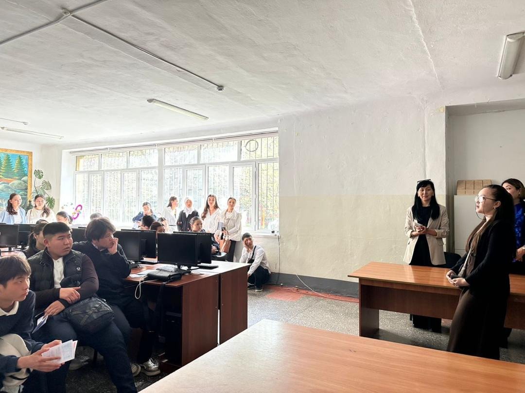 КТЖИИ өкүлдөрү Аламүдүн районунундагы Кара Жыгач орто мектебинде кесипке багыт берүү иш-чарасын өткөрүштү